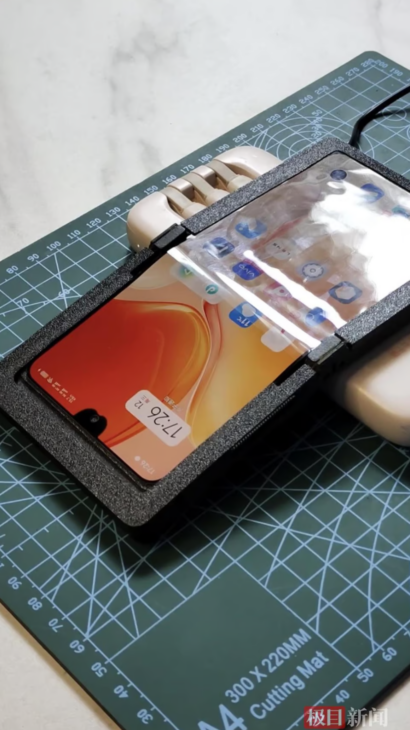 Celular plegable hecho por Lan Bowen.
