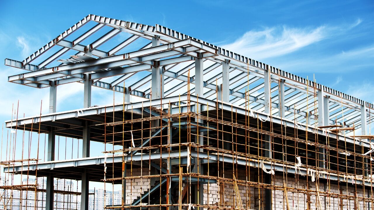 Escassez de mão de obra impulsiona modernização da construção civil, com destaque para o Light Steel Frame como solução eficiente e rápida.