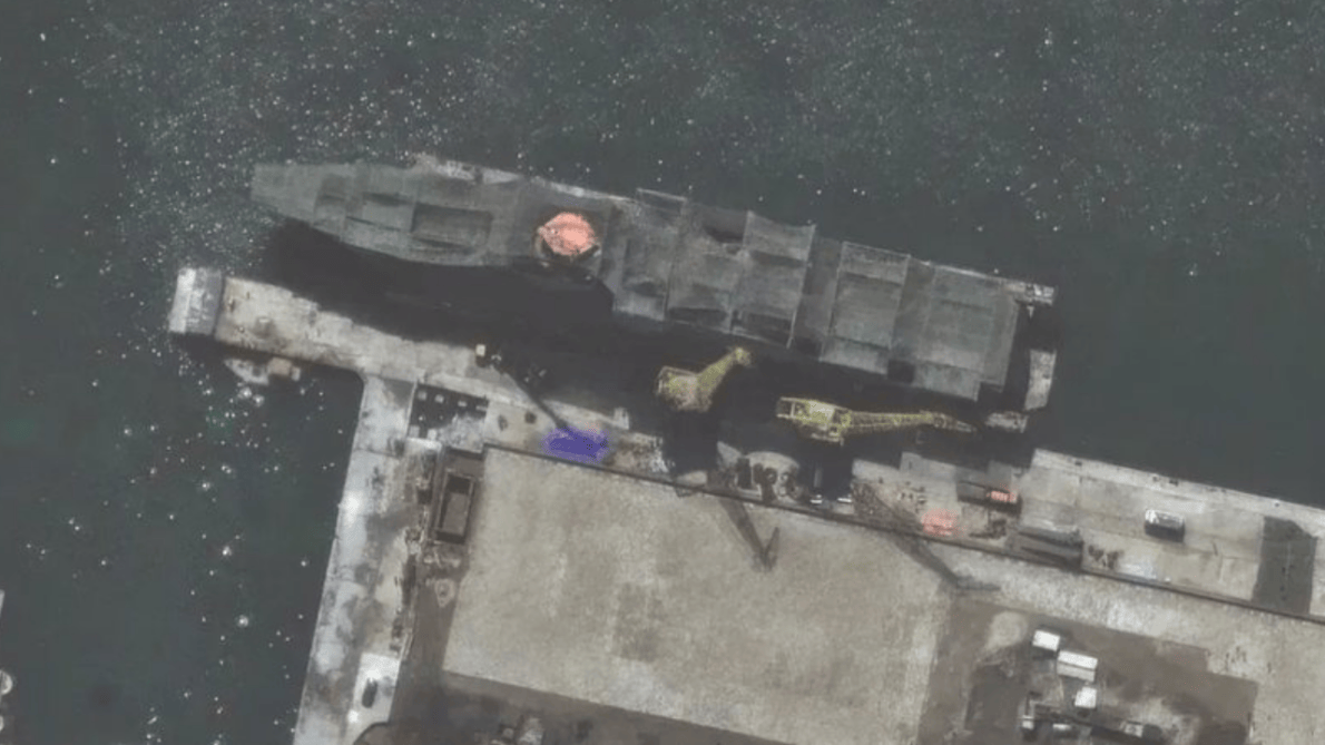 Imagens de satélite revelam que a Coreia do Norte pode estar construindo o maior navio de guerra da sua história.