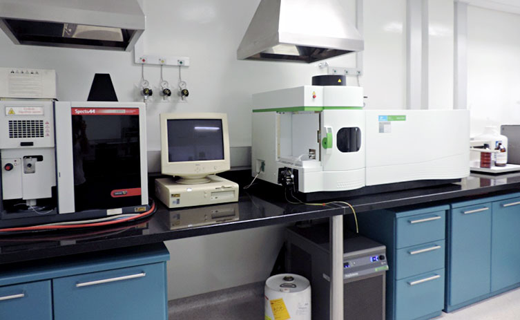 Equipamentos de laboratório técnico usados em análises no setor de petróleo, gás e energia