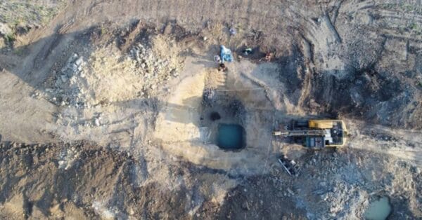 Arqueólogos descobrem poço de madeira com mais de 7 mil anos durante obra na República Tcheca — estrutura pode ser a mais antiga do mundo