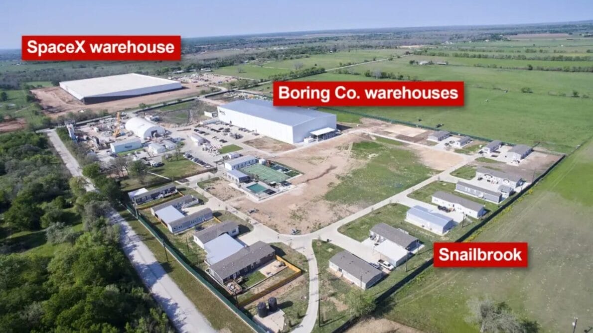  Bastrop, antes uma cidade tranquila à sombra de Austin, agora se encontra no centro de uma transformação histórica — impulsionada por uma das figuras mais influentes e polarizadoras da atualidade.