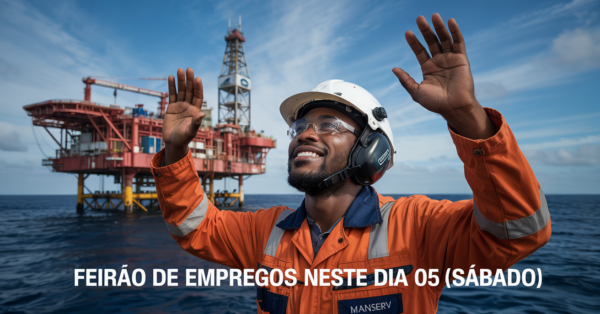 Trabalhador negro eufórico com uniforme laranja da Manserv comemorando vaga de emprego offshore em frente a plataforma de petróleo
