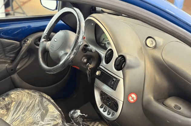 El Ford Ka XR 2004 Viene Con Asientos De Cuero, Haciendo Que El Interior Sea Más Bonito Y Cómodo. También Tiene Aire Acondicionado Y Otros Itemes Interesantes Como Dirección Hidráulica, Ventanas Eléctricas Y Ruedas De Aleación. Imagen: Reproducción/Escuderia Coqueiro