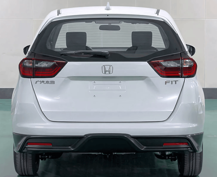 Lo que cambió en el Honda Fit fue principalmente la parte delantera, con faros nuevos y un parachoques diferente. La parte trasera tuvo solo pequeños cambios, y por dentro el coche continúa como antes.