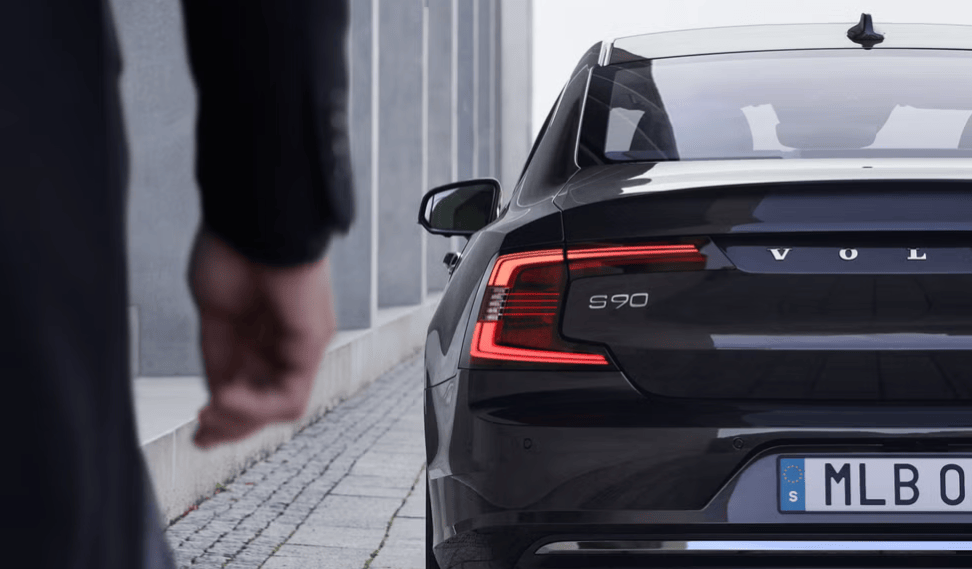 El diseño del Volvo S90 es elegante y moderno, con líneas rectas y faros bien marcados. Por dentro, es todo refinado, con acabado en cuero y madera que deja el coche muy cómodo. Imagen: Reproducción/Volvo