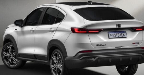 Fiat Fastback 2026 chega com visual renovado e motor híbrido, prometendo atender diferentes perfis de motoristas. Confira todas as novidades do modelo.