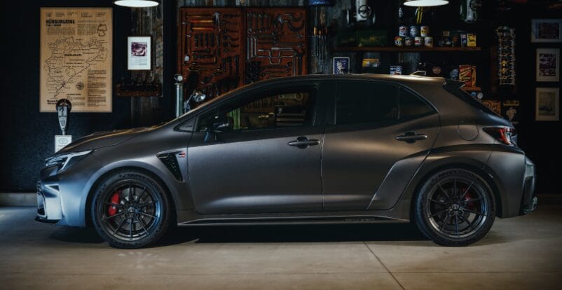 El nuevo Toyota GR Corolla 2025 debe llegar a Brasil aún este año. La versión que vendrá será la más completa, llamada Circuit, con cambio manual o automático.