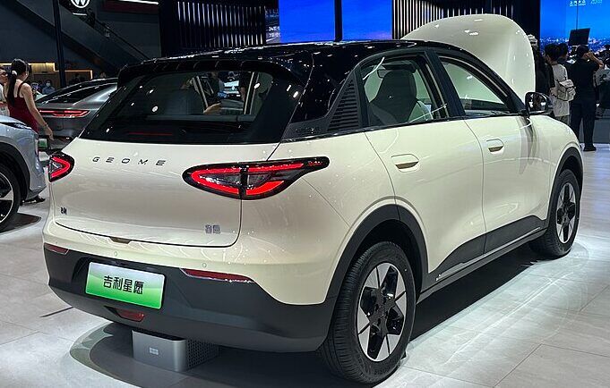 El Diseño del Geome Xingyuan Es Moderno y Compacto, Con Líneas Suaves y Estilo Urbano. Por Dentro, el Coche Mezcla Tecnología y Minimalismo, Con Pantallas Grandes y Acabado Cuidadoso. Foto: Wikipedia