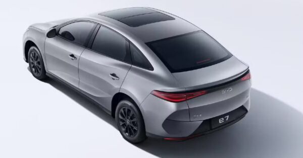 BYD e7 chega para revolucionar: sedã elétrico com preço de carro popular, autonomia incrível e espaço de sobra para motoristas de aplicativos!