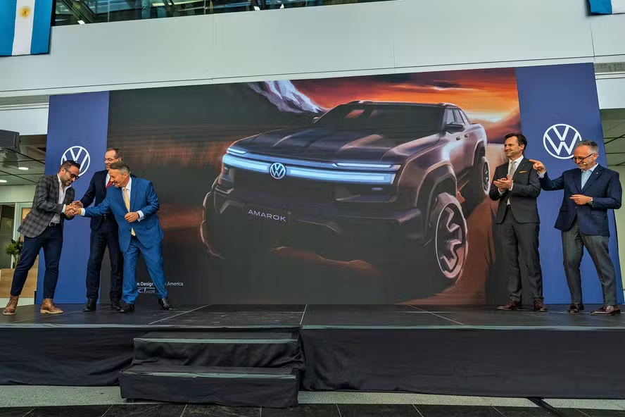 De azul, presidente de Volkswagen en América Latina, Alexander Seitz, felicita al diseñador de la nueva Volkswagen Amarok, José Carlos Pavone. (Imagen: Divulgación/ Volkswagen)