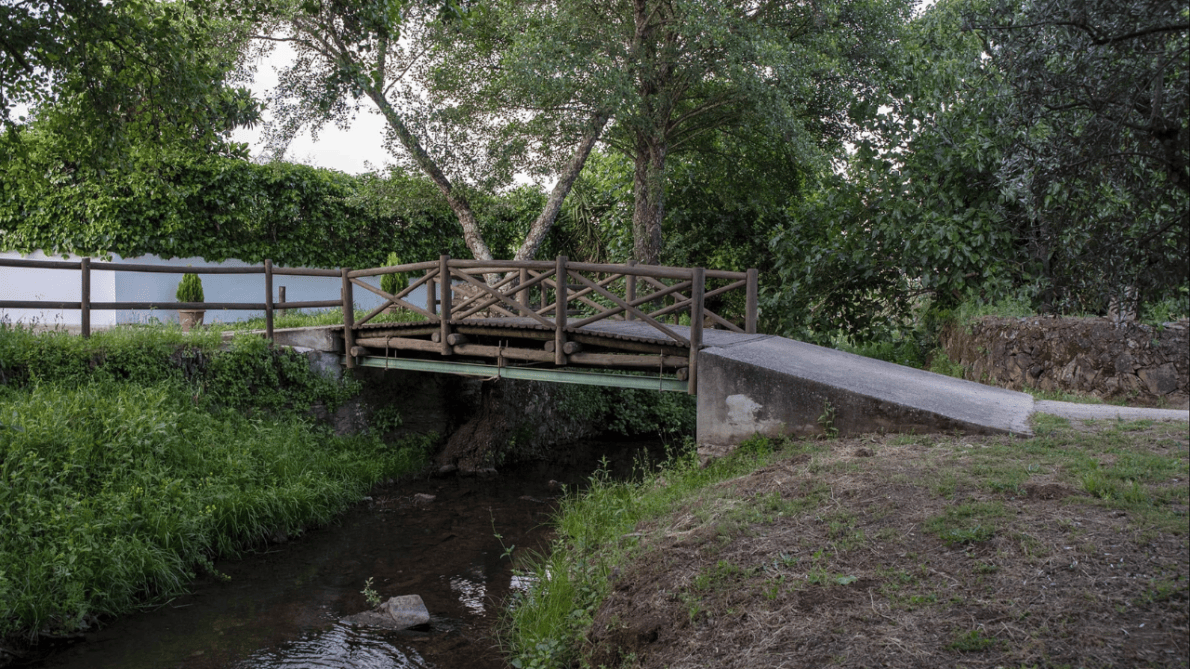 La menor puente internacional del mundo que conecta Portugal a España.