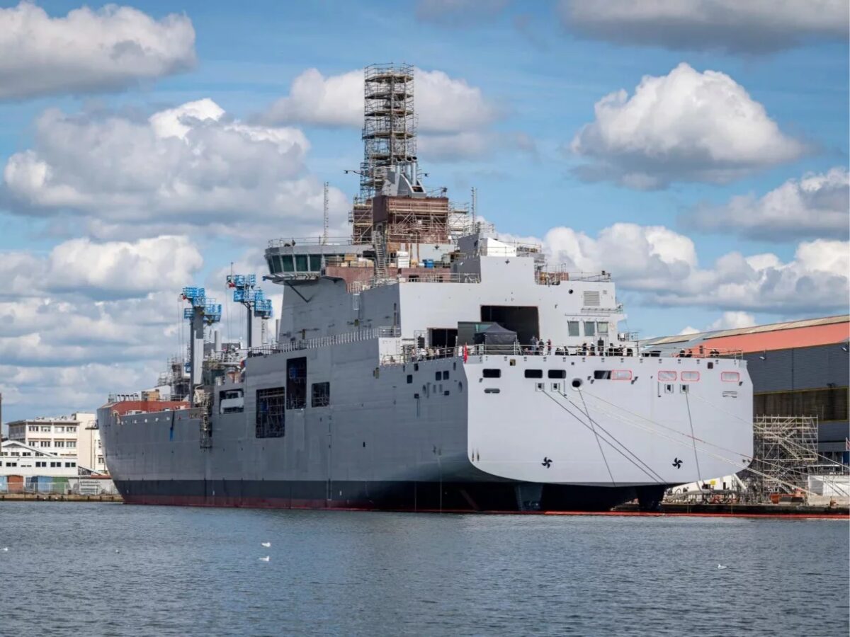 O navio Jacques Stosskopf inicia testes no mar e será entregue à Marinha Francesa em 2025, reforçando a capacidade logística e estratégica naval do país.