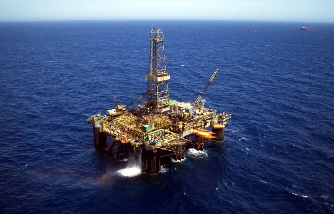 Imagen conceptual de la plataforma de petróleo P-36 de Petrobras en el océano