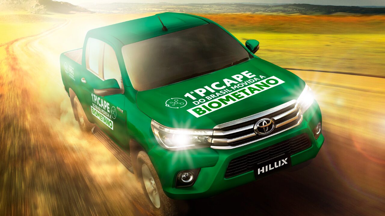 Hilux a biometano estreia no Brasil durante a Agrishow 2025; Toyota mostra soluções para reduzir emissões no campo.