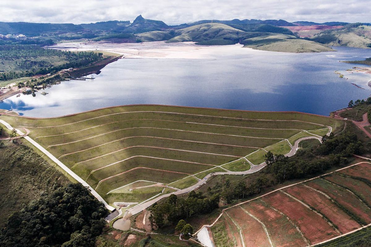 Minas Gerais e seus "gigantes adormecidos": ⛏️ Toda cidade brasileira próxima a barragens de rejeito vive sob risco.