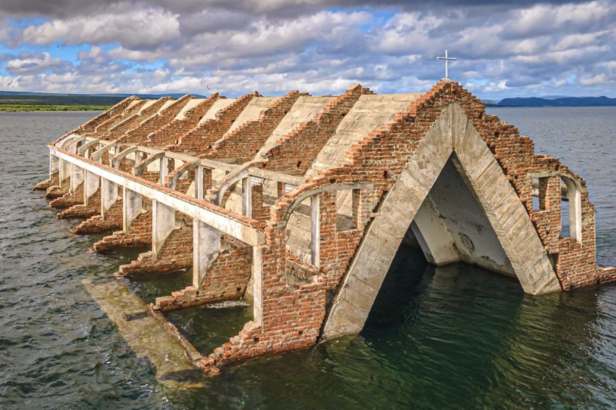Conheça a história de cada cidade brasileira submersa pelo progresso. De Petrolândia a Canudos, descubra o legado e as memórias que resistem sob as águas.