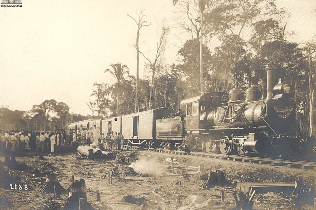 Conheça a Ferrovia Madeira-Mamoré, a "Ferrovia do Diabo"! Milhares de vidas foram perdidas na selva amazônica. Descubra essa trágica saga de ambição e borracha.