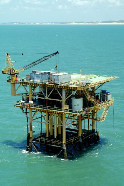 La flota desactivada de plataformas offshore brasileñas suma miles de toneladas de acero con destino controvertido