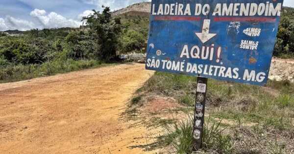 Em São Thomé das Letras, cidade brasileira mística, carros parecem subir a Ladeira do Amendoim sozinhos. Entenda a ciência por trás deste intrigante fenômeno