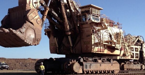 Conheça a RH400, uma lendária escavadeira gigante! Descubra sua história, força de ~980t, capacidade de 100t/pá e seu impacto na mineração mundial