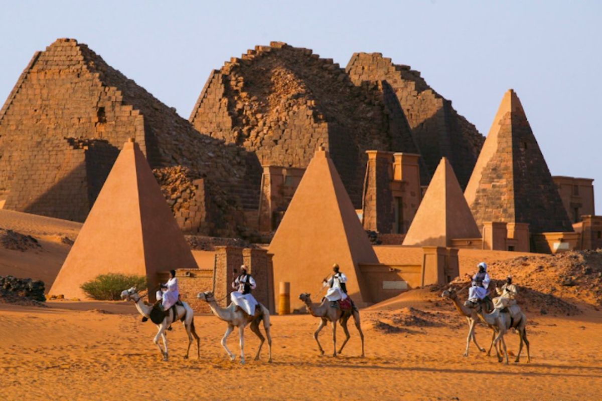 Sabia? O país com mais pirâmides no mundo não é o Egito, mas o Sudão! 🇸🇩 Descubra o legado de Kush e os perigos que enfrenta.