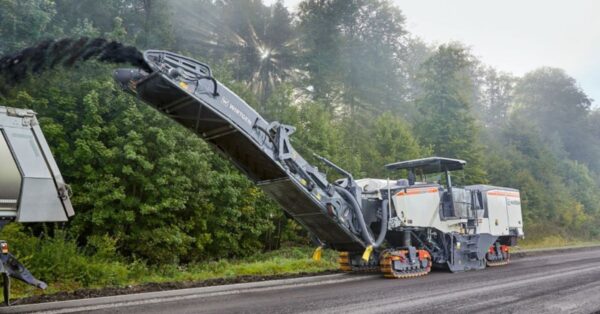 Descubra a Wirtgen W 250 Fi, exemplo da maior fresadora de asfalto do mundo. Veja suas tecnologias avançadas, capacidade e como opera em grandes obras
