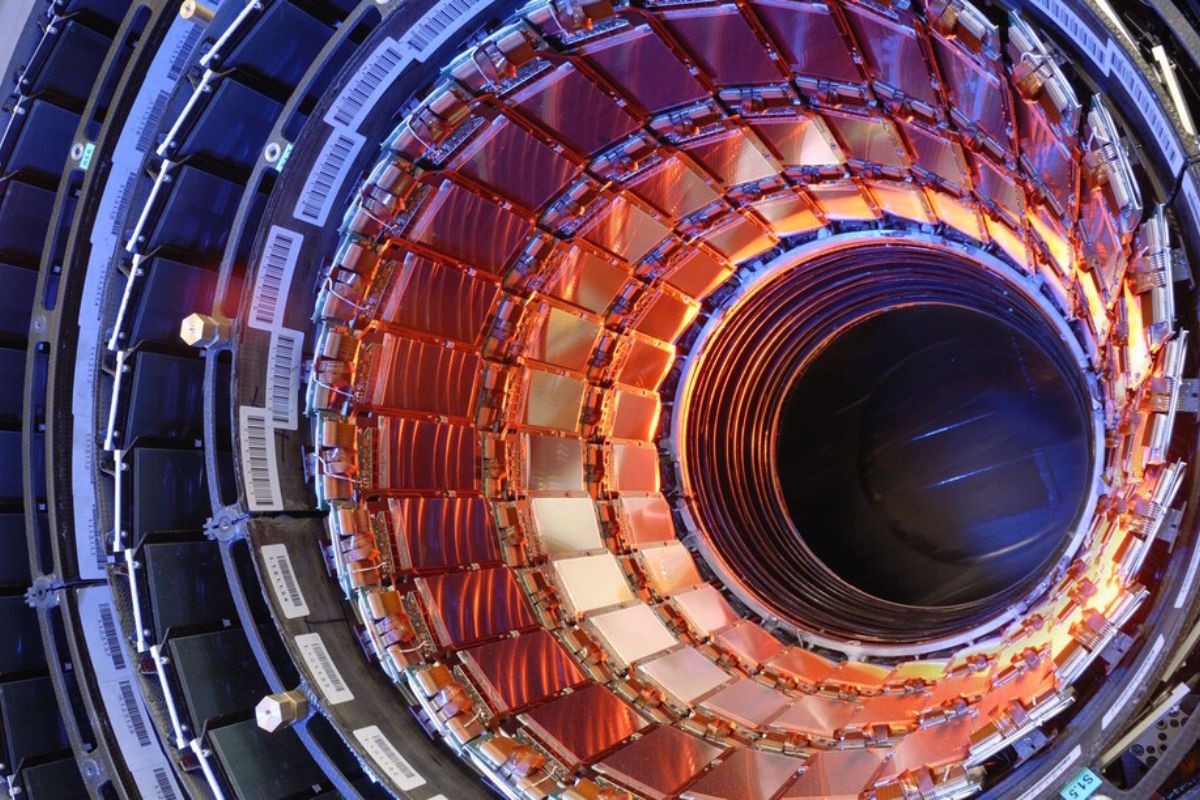 LHC: A máquina de bilhões que recria o Big Bang! Descubra como o anel de 27km caça partículas e se é realmente a 'Máquina do Fim do Mundo?'. Fatos aqui.