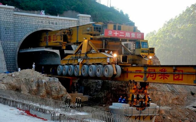 La máquina lanzadora de puentes que transporta e instala vigas de puentes pre-moldeadas de una sola vez