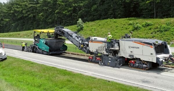 Inovação em estradas! 🚜 A recicladora de asfalto a frio Wirtgen W 380 CRi recicla 100% do asfalto na via em uma só passada.
