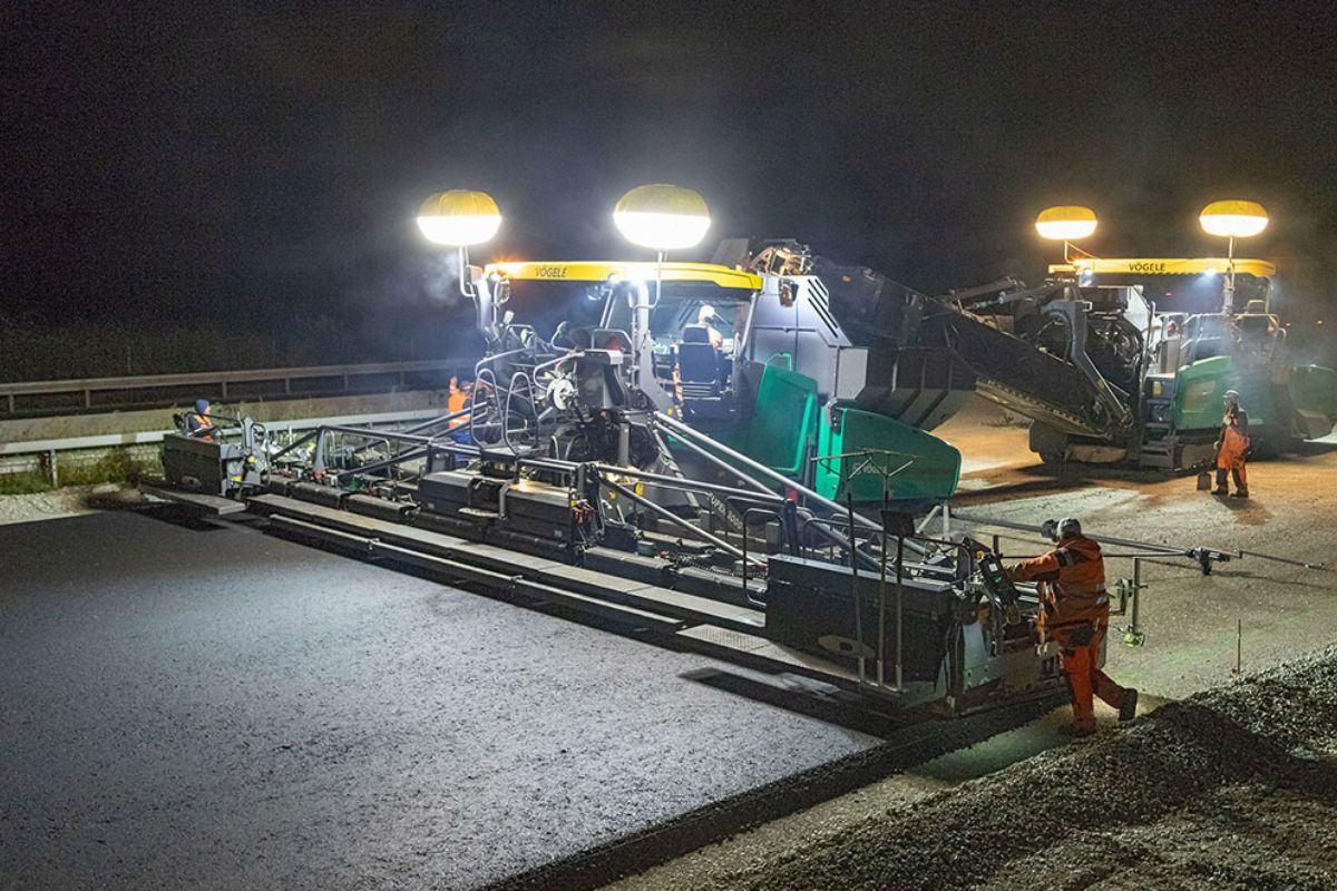 Qual a maior vibroacabadora de asfalto do mundo? Analisamos gigantes como Vögele SUPER 2100-5i e Ammann ABG 7820, suas tecnologias e capacidade.