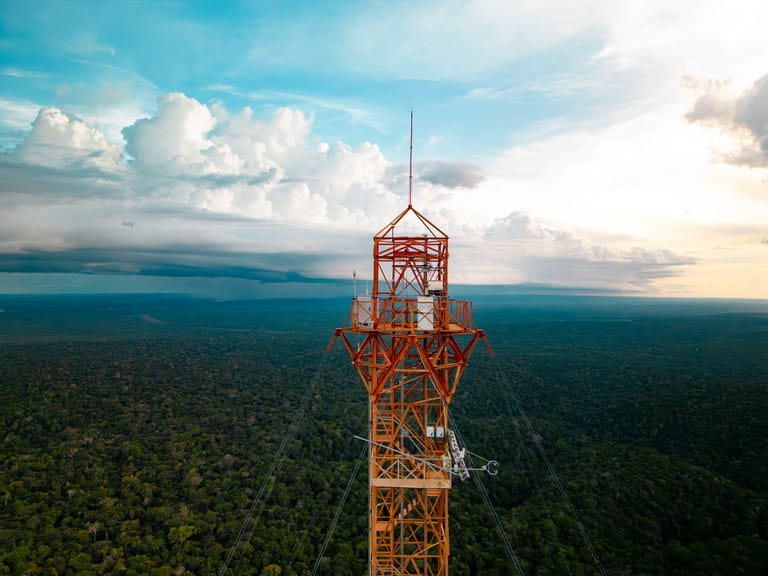 ATTO La torre de observación de la Amazonía con 325m, ¡más alta que la Torre Eiffel! Vea cómo monitorea el clima y los gases de la selva para estudios cruciales