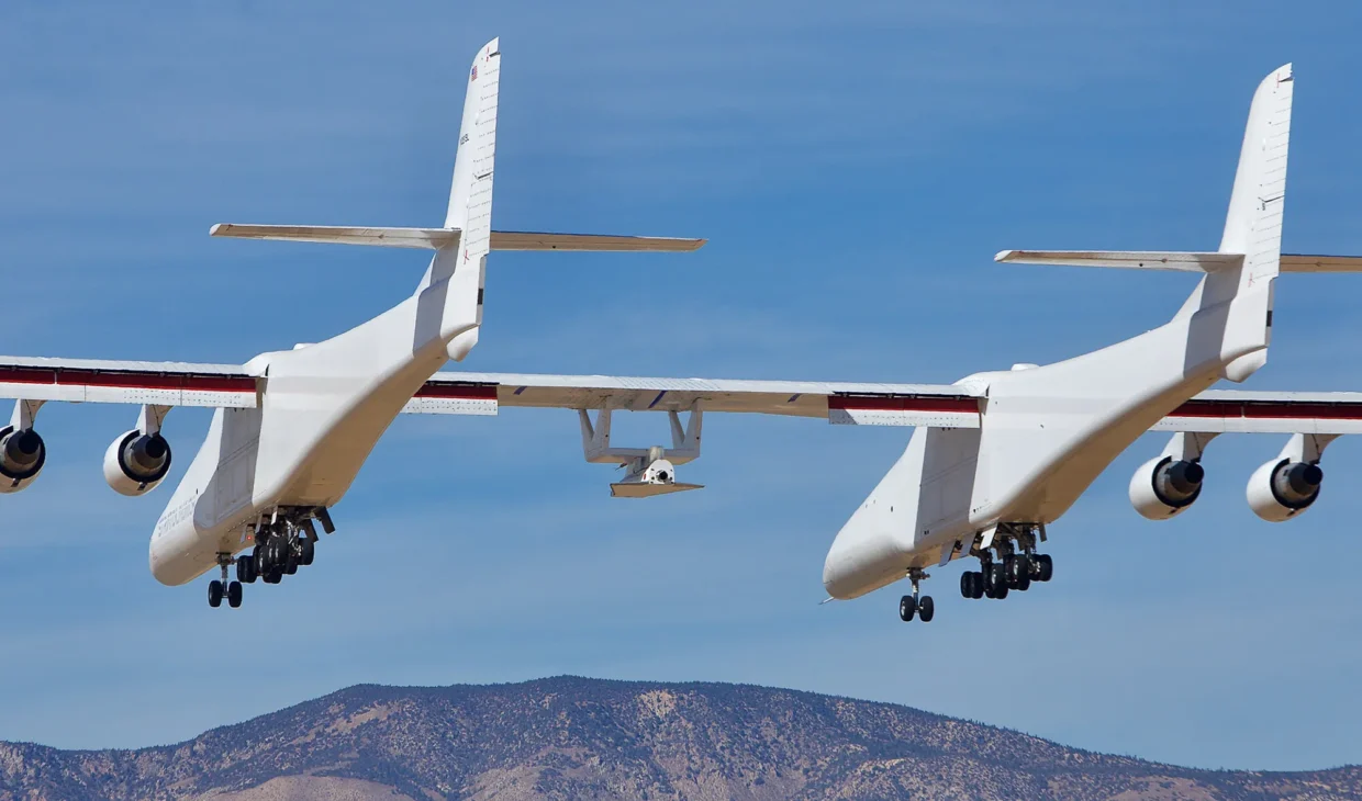 Avión Stratolaunch Roc Conozca al gigante de 117 m de envergadura y 2 fuselajes! Vea cómo esta aeronave única lanza vehículos hipersónicos en pleno vuelo.