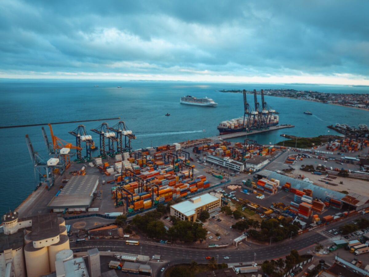 Estado da Bahia se destaca com investimentos voltados à construção de embarcações offshore e modernização de estaleiros, consolidando posição estratégica na indústria naval brasileira e impulsionando a economia regional.