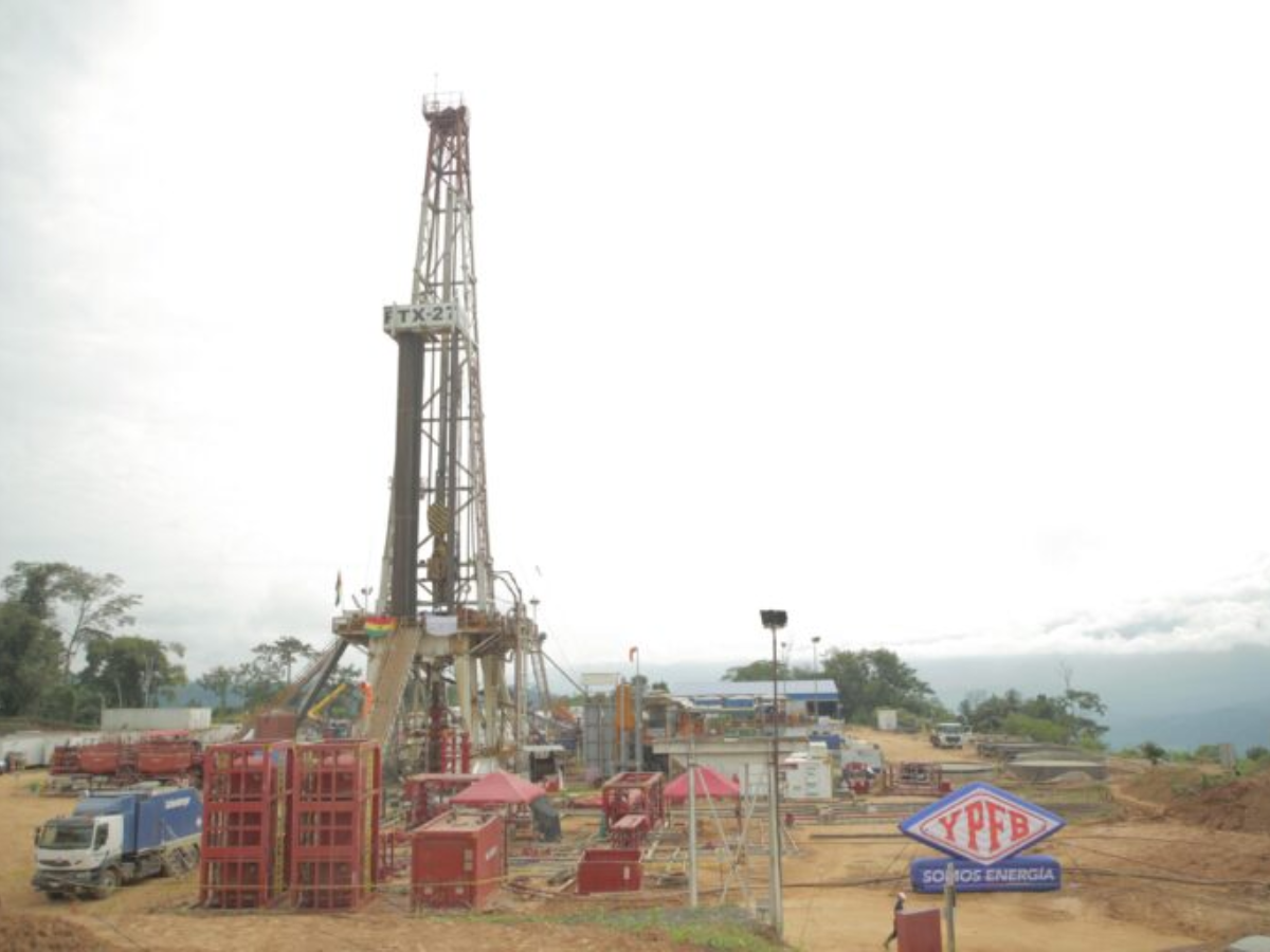 A Bolívia enfrenta queda na produção de gás natural, com resultados abaixo das metas da estatal YPFB. Para reverter, aposta em novos projetos como o campo Mayaya.