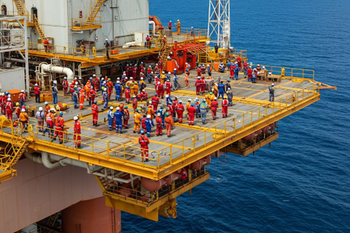 Guia completo de vagas de emprego offshore no Brasil: Quem contrata (Petrobras, MODEC+), cargos, certificações (CBSP/HUET) e links para aplicar!