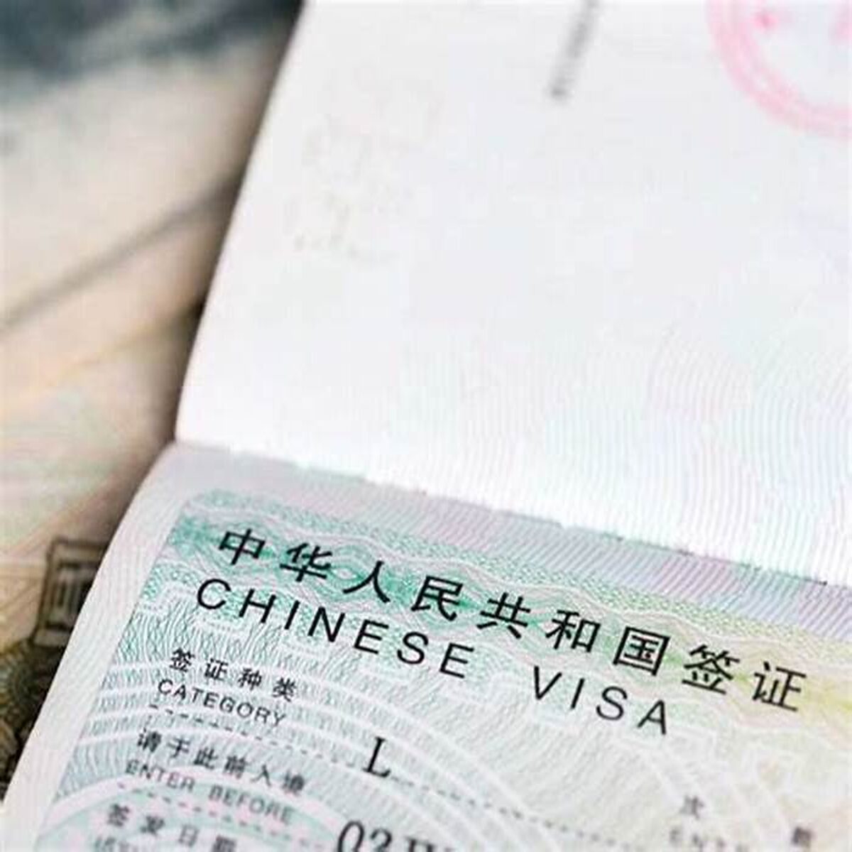 Imagem de visto de turismo da China no passaporte com categoria L visível