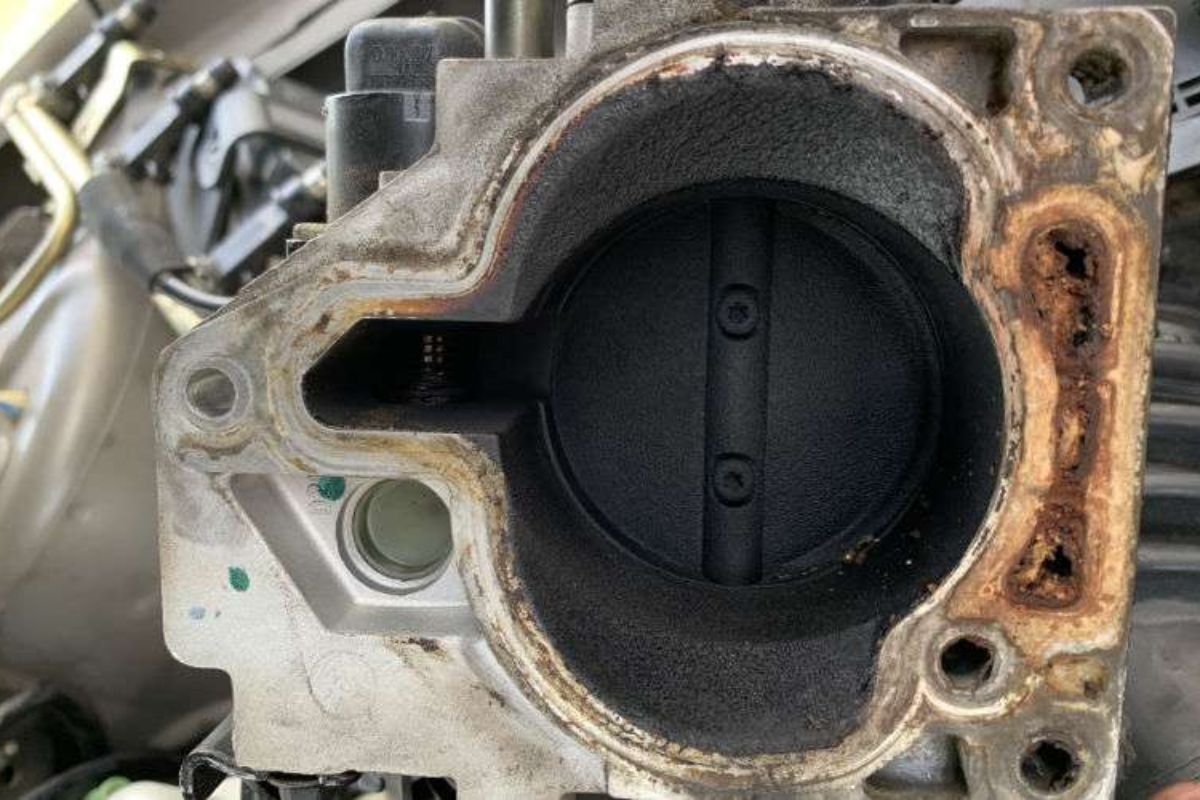 Descubra como limpar TBI do seu carro em casa e dê adeus ao consumo alto e falhas! Tutorial simples para motor eficiente.