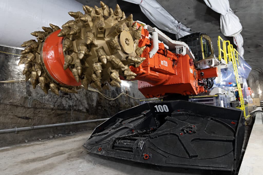 Conozca el 'Pájaro Carpintero' de la excavación, la máquina con lanza giratoria que esculpe túneles en roca dura donde las TBMs no llegan. Vea cómo funciona