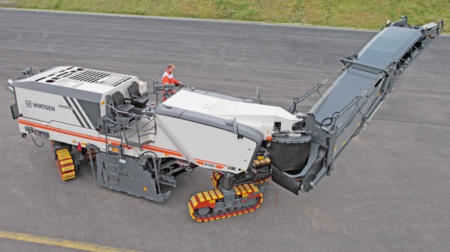 Descubre la Wirtgen W 250 Fi, ejemplo de la mayor fresadora de asfalto del mundo. Ve sus tecnologías avanzadas, capacidad y cómo opera en grandes obras