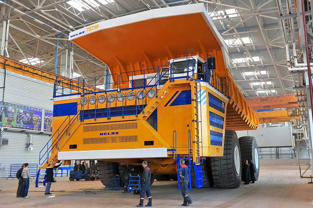 Descubre el BelAZ 75710, ¡el camión volquete más grande del mundo! Con capacidad para 450t de rocas y un consumo de diésel de ciudad pequeña. Conoce a este gigante!