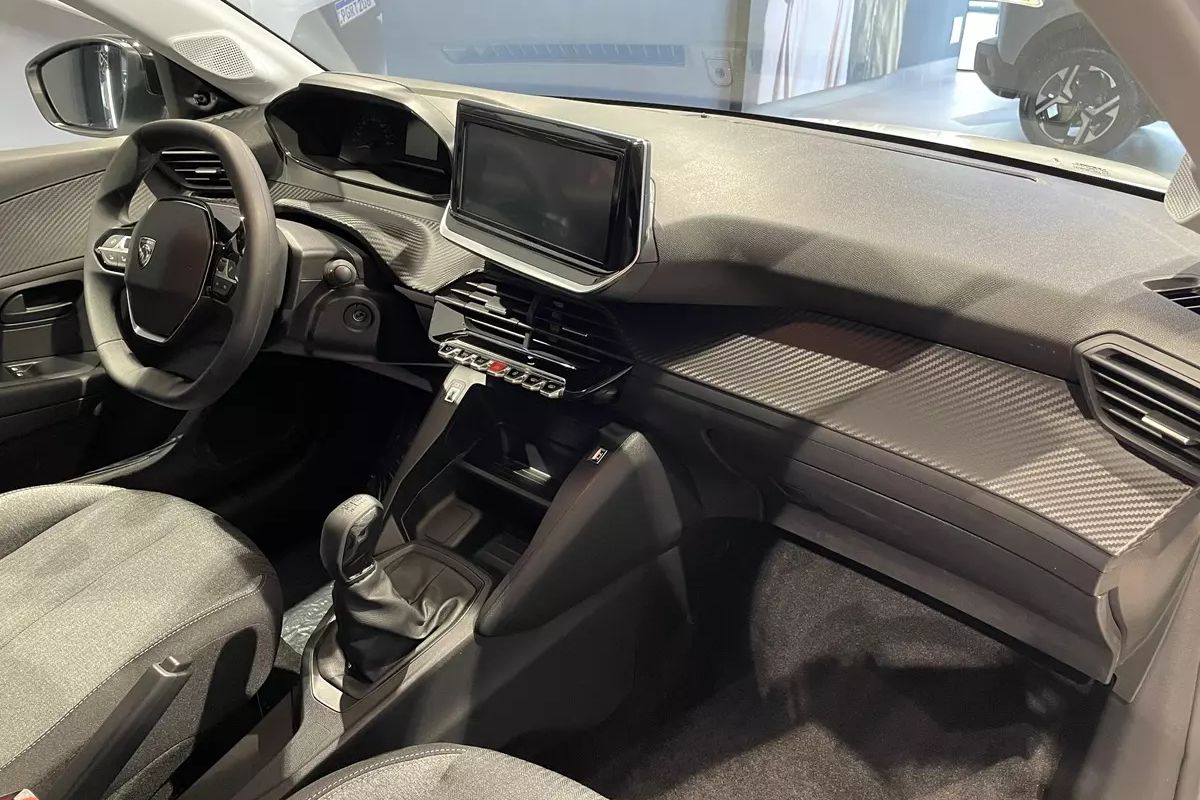 Quer os carros mais baratos do Brasil com consumo de 15 km/l em 2025? Comparamos Mobi, 208, HB20, Polo e Onix. Descubra o ideal para você!