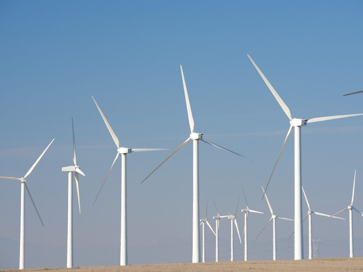 Usina de 122 MW será dedicada ao consumo das linhas de metrô e trem em São Paulo e Belo Horizonte; acordo reforça aposta em autoprodução de energia limpa no setor de transportes.