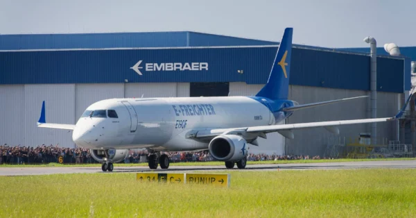 Embraer abre 200 vagas com bolsas de até R$ 2.400 para estudantes de cursos técnicos e universitários nas áreas de tecnologia e engenharia