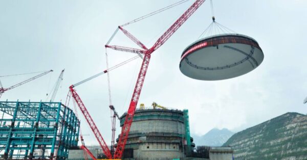 Conheça o SANY SCC9800TM, o maior guindaste sobre esteiras do mundo! Com 4.500t e design modular, ele revoluciona o içamento pesado.