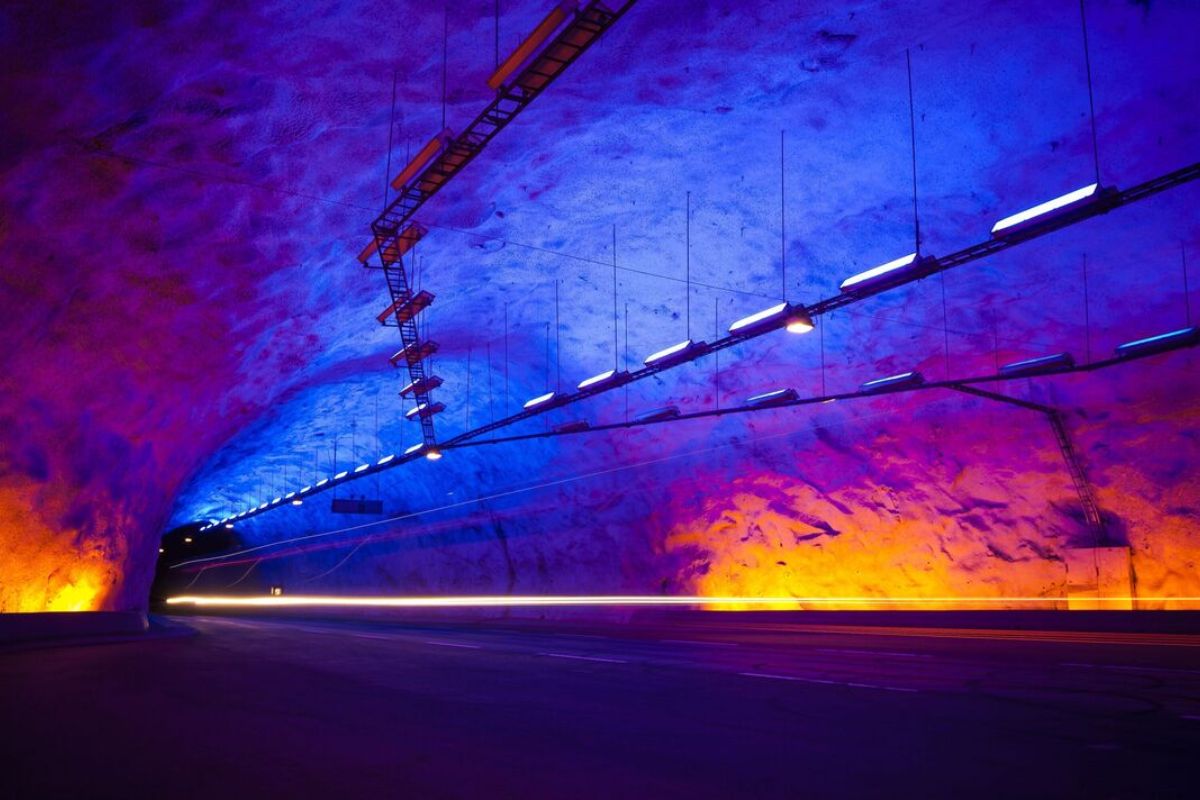 Túnel de Lærdal: o túnel rodoviário mais longo do mundo (24,5km)! 💡 Cavernas iluminadas e ar puro. Engenharia norueguesa