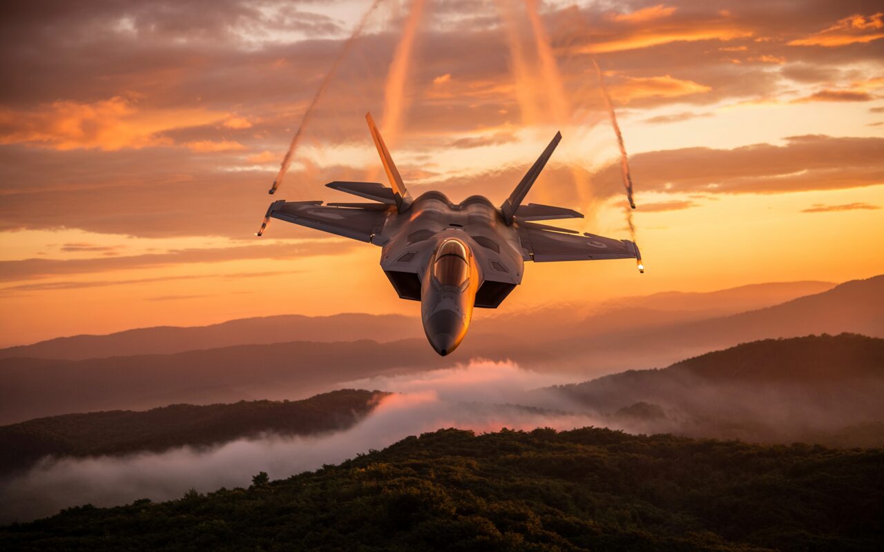 F-22 Raptor atinge 2.400 kmh e faz manobras que desafiam a física