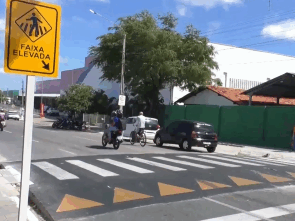 Paso Peatonal que 'Sube' en la Acera (Través Elevada): ¿La Preferencia Aún es del Peatón o el Auto Puede Pasar Directo?
