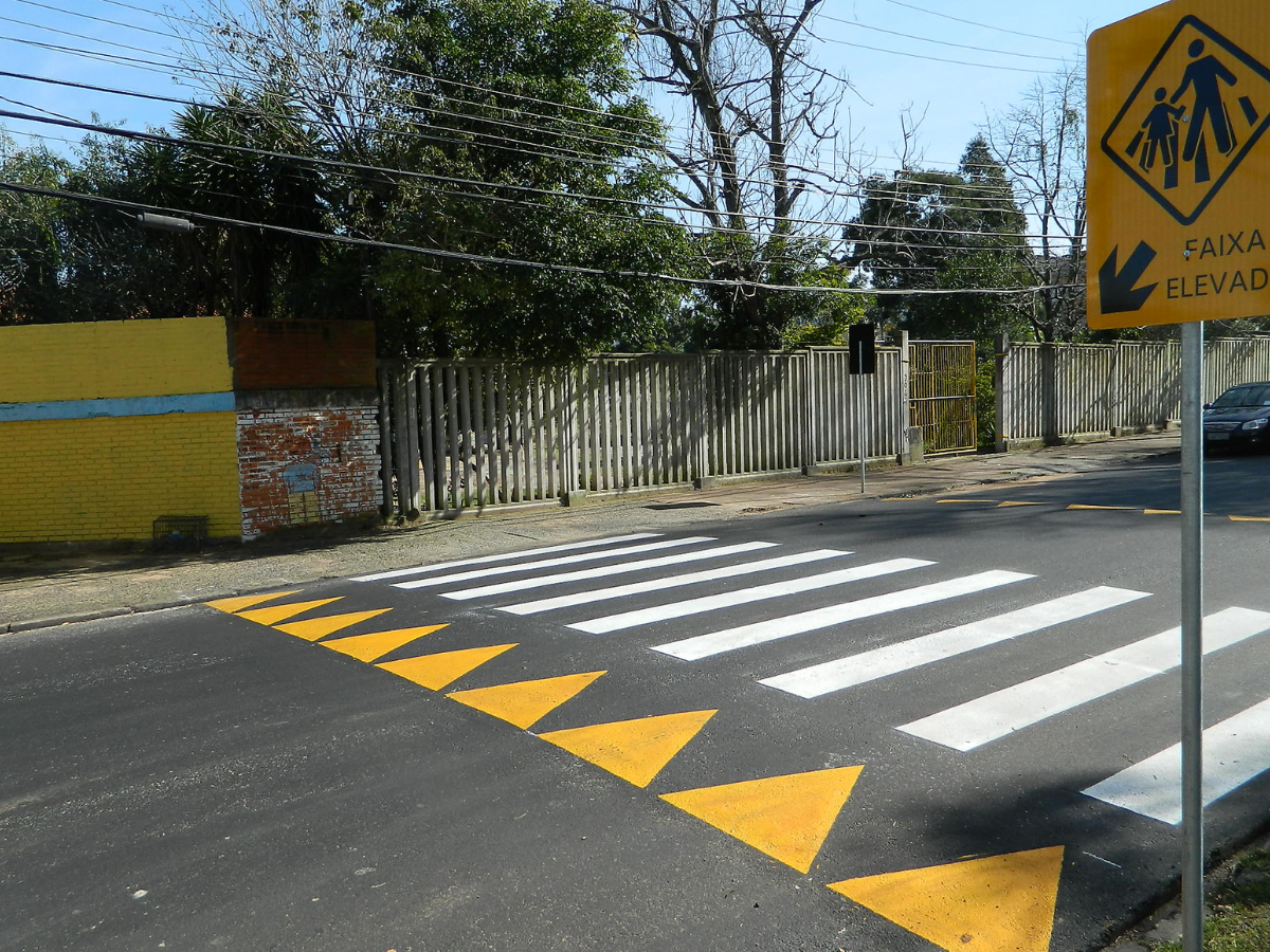 Travessia elevada: a preferência na faixa de pedestre é sua ou do carro? Entenda as regras, a finalidade e a conduta correta dos motoristas para mais segurança