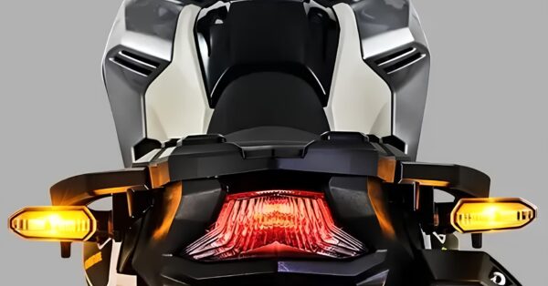 Com tanque de 13,8 litros e média de 34,5 km/l, a nova 300 cc aventureira da Honda impressiona pelo alcance de quase 410 km — mas o preço já assusta: R$ R$35.215,00